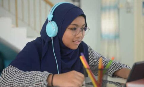 Online Female Quran Tutors teaching girls and mothers Quran online at home