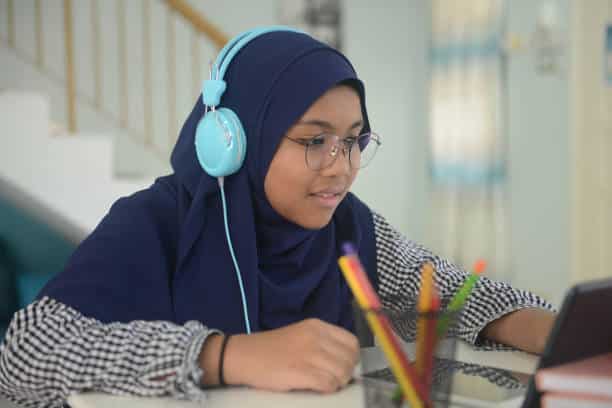 Online Female Quran Tutors teaching girls and mothers Quran online at home